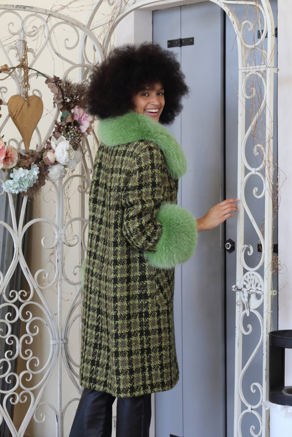 Cappotto con collo e polsini di pelliccia naturale