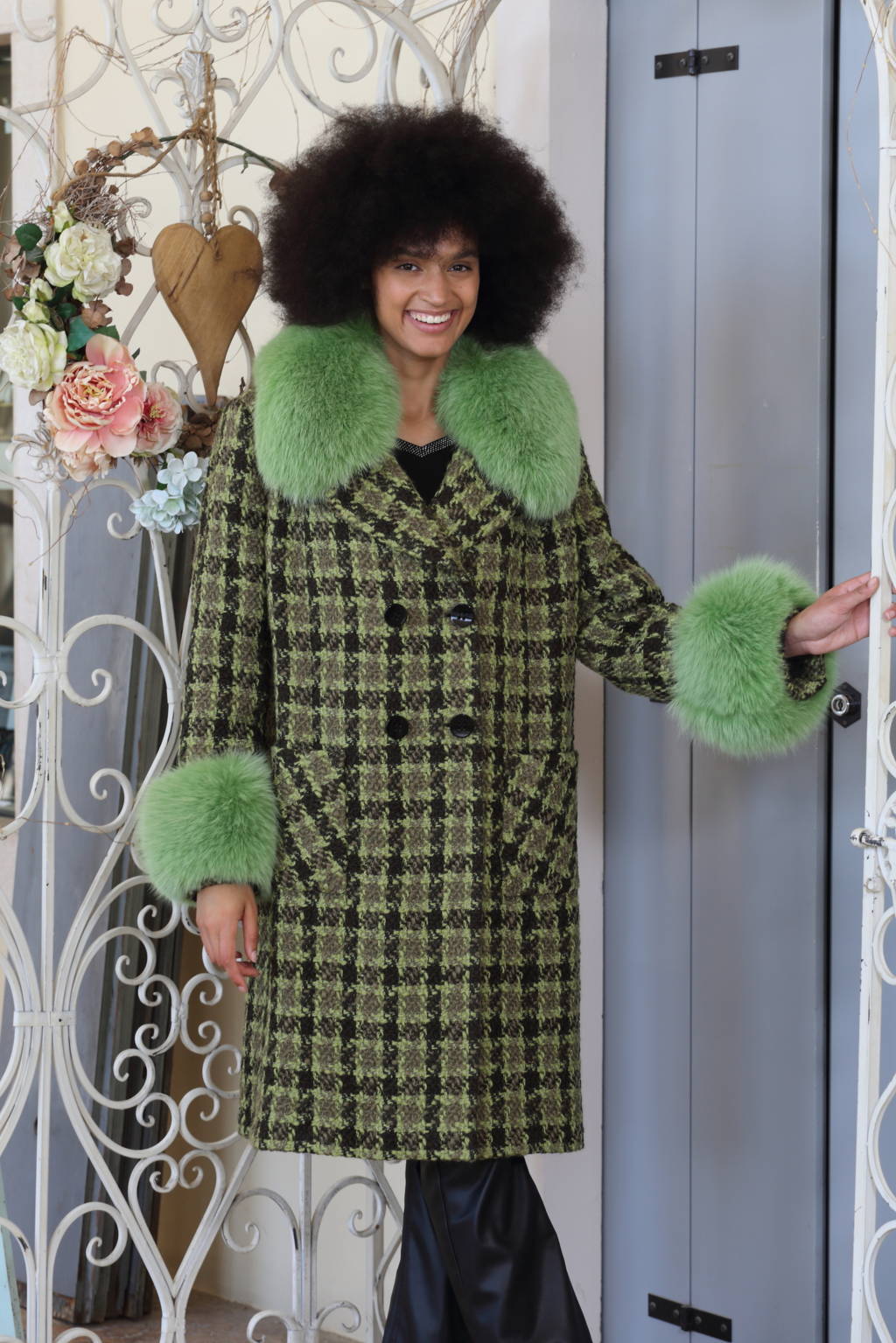 Cappotto con collo e polsini di pelliccia naturale