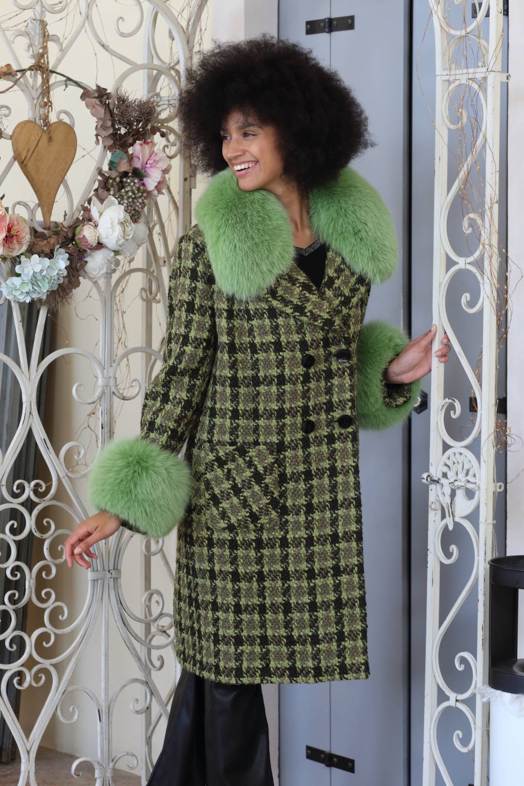 Cappotto con collo e polsini di pelliccia naturale