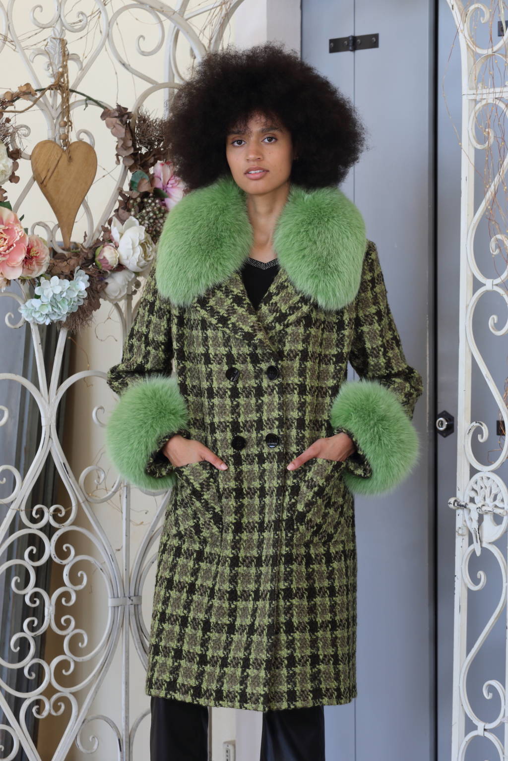 Cappotto con collo e polsini di pelliccia naturale