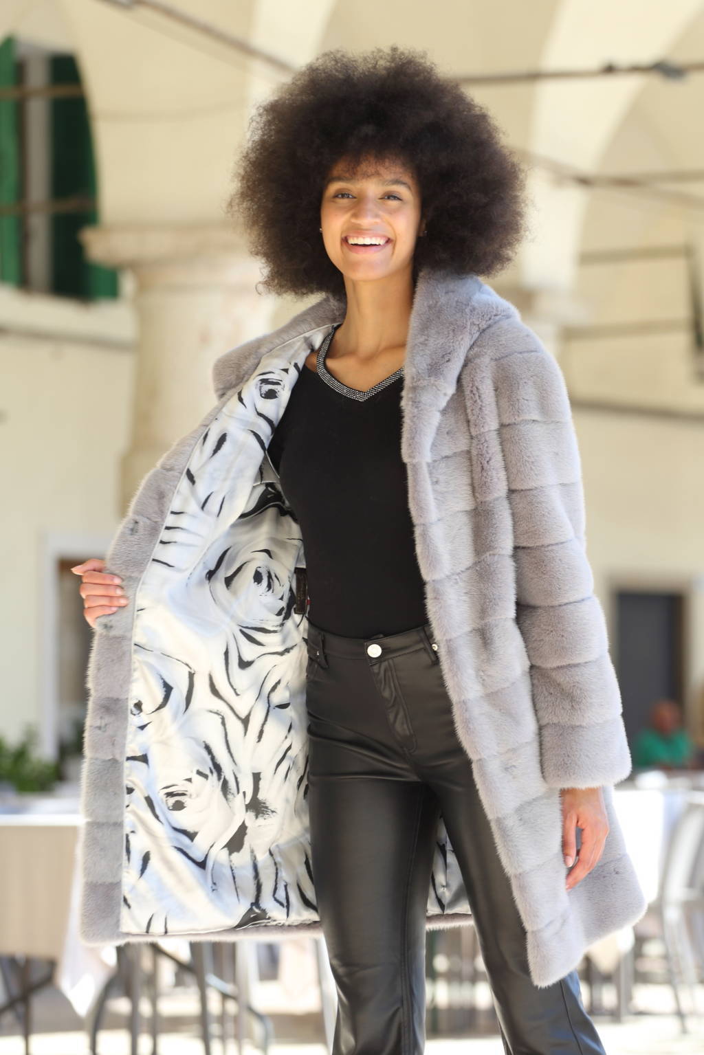Cappotto in visone di colore grigio