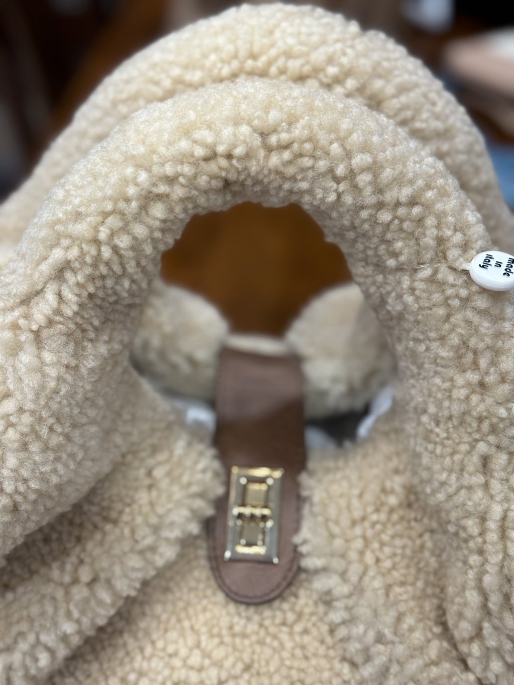 Borsa in pelliccia di montone (particolare della chiusura)