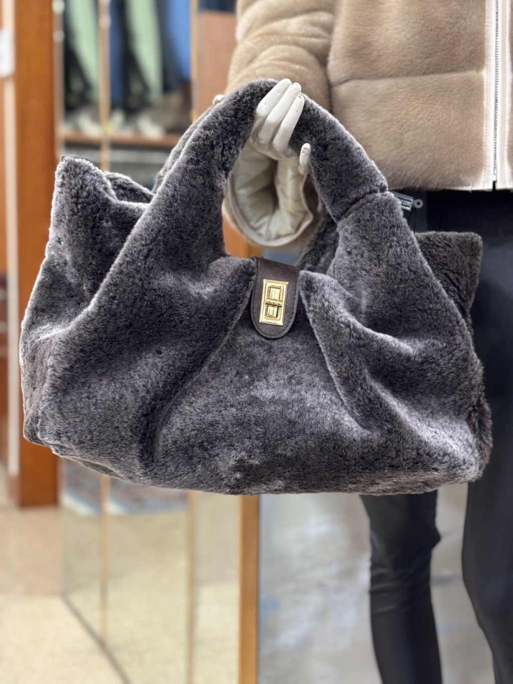 Borsa in pelliccia di montone colore nero